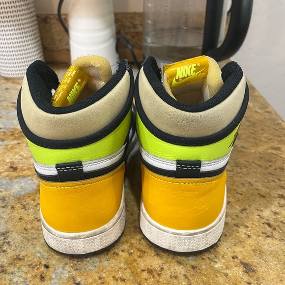 Jordan 1 Retro High White Black Volt University Gold size 7 - Picture 4 of 9